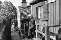Per Anders Fogelström (1917–1998) i sina hemtrakter på ­Södermalm. Idag är det 100 år sedan han föddes.