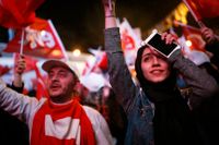 Supporters till ja-sidan firar i Istanbul under söndagkvällen. 