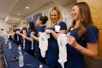 Paige Packard (längst till höger) och Allison Thompson (näst längst till höger) – två av de sexton gravida sjuksköterskorna.