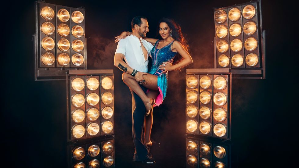 Mouna Esmaeilzadeh dansar med Tobias Wallin i "Let's dance". Pressbild.