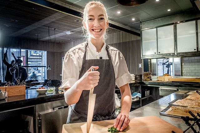 Emma Erlandsson är kock på Oaxen krog och finalist på Årets kock.