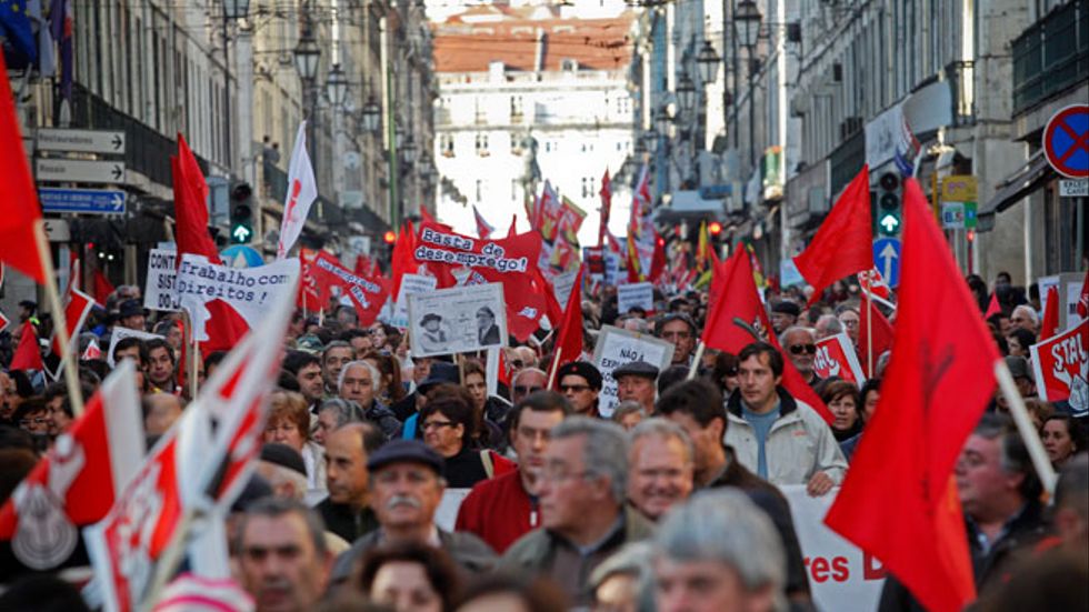 Över hela Europa har människor demonstrerat mot nedskärningar, här demonstrationer i Portugals huvudstad Lissabon i början av februari.