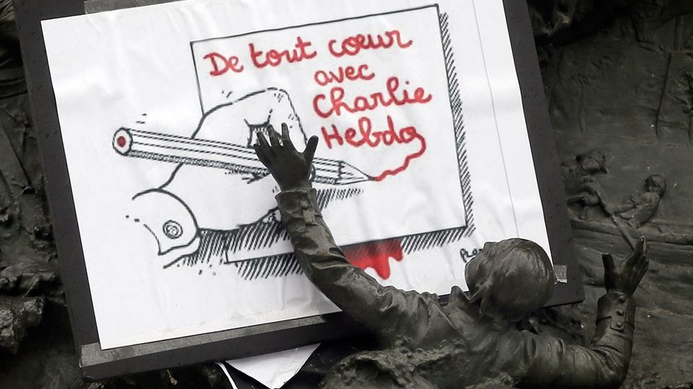 ”Helhjärtat med Charlie Hebdo”. Plakat utlagt på Place de la République efter attentatet i onsdags.