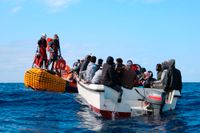 Räddningspersonal från fartyget Ocean Viking närmar sig en migrantbåt nära Libyens kust i november i år. Bilden är tagen av personal från Läkare utan gränser.