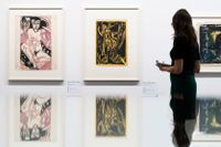 En besökare på Kunstmuseum i schweiziska Bern betraktar den tyske konstnären Ernst Ludwigs ”Melancholisches Mädchen” (Melankolisk flicka) och ”Nackte Frau im Wald” (Naken kvinna i skogen).