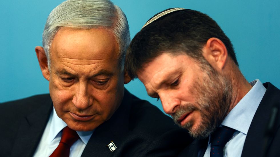 Bezalel Smotrich, här till höger om sin chef Benjamin Netanyahu. Foto från slutet av januari.