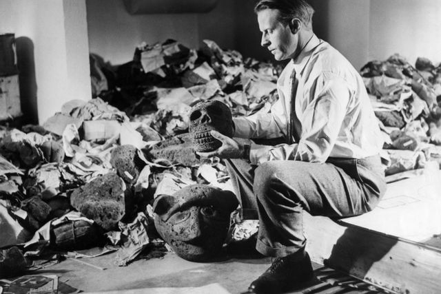 Thor Heyerdahl bland arkeologiska föremål från Påskön, 1957.