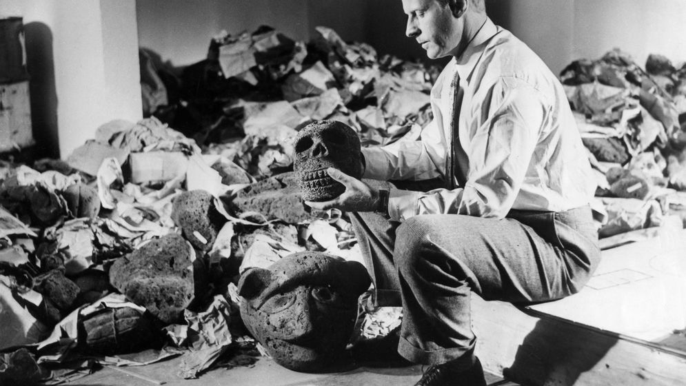 Thor Heyerdahl bland arkeologiska föremål från Påskön, 1957.