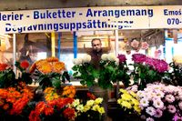 Blomsterhandlaren Ramazan Agir i Skärmholmen vill att kontrollen av handlare blir bättre.