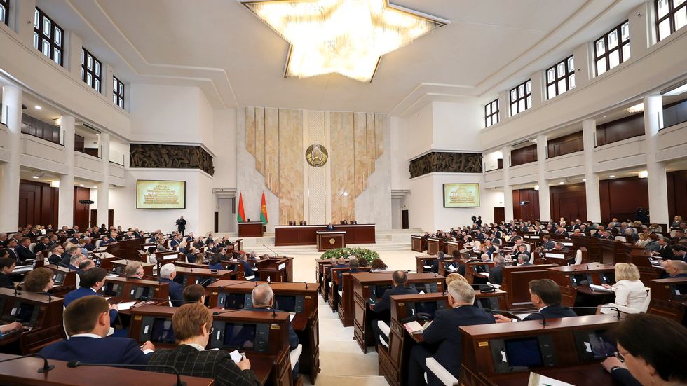 President Alexander Lukasjenko talar till parlamentet i Minsk.