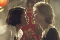 Vita Sackville-West (Gemma Arterton) och Virginia Woolf (Elizabeth Debicki) i filmen ”Vita & Virginia” (2018).  