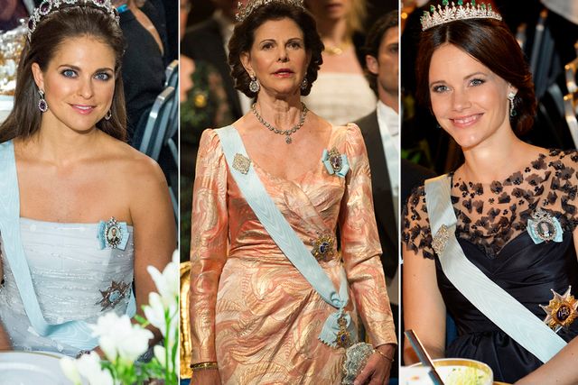Här ser vi prinsessan Madeleiene, drottning Silvia och prinsessan Sofia bära agraffen på sina klänningar.