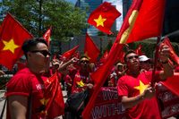 Protester i Vietnam efter att kinesiskt oljebolag flyttat en oljerigg in på vad som Vietnam anser sig vara deras territorialvatten.