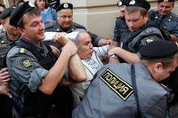 Enligt the Guardian är det oroligt utanför domstolen där demonstranter har samlats för att visa sitt missnöje. En av de gripna, enligt uppgifter och bilder på Twitter, är den världskände schackspelaren Garry Kasparov.