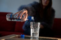 12 procent av alla 16-17-åringar i Sverige har någon gång under förra året handlat alkohol från en person via sociala medier. Bilden är arrangerad.