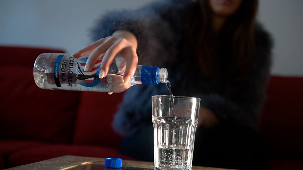 12 procent av alla 16-17-åringar i Sverige har någon gång under förra året handlat alkohol från en person via sociala medier. Bilden är arrangerad.