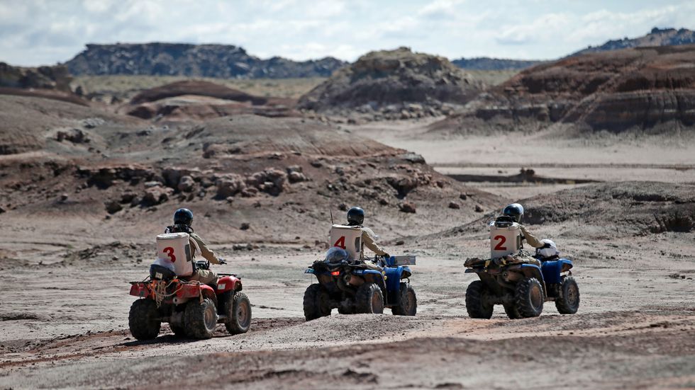 Resor till Mars planeras inom ett par decennier. På bilden en övning i öknen i Utah, USA, ett område som anses likna förhållandena på den röda planeten. Arkivbild.