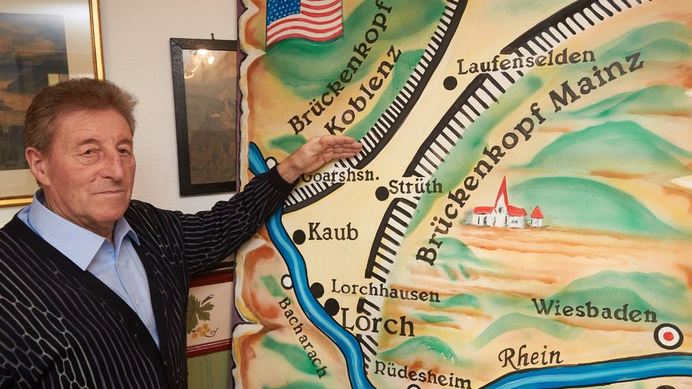Vinodlaren Peter Josef Bahles visar en karta över Fristaten Flaskhals.