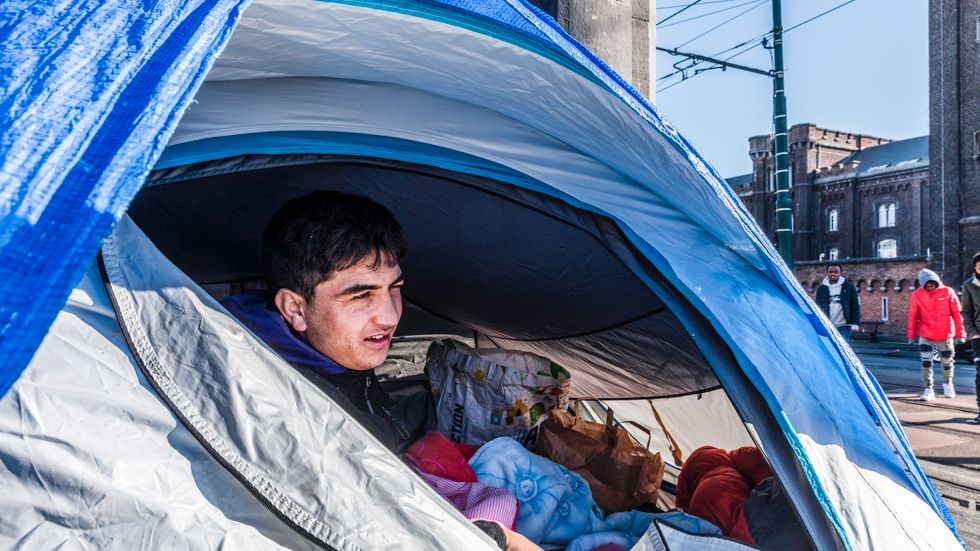 Ali, 20, är från Afghanistan och har sovit på bron mellan stadsdelen Molenbeek och stadsdelen Bryssel centrum i en månad. 