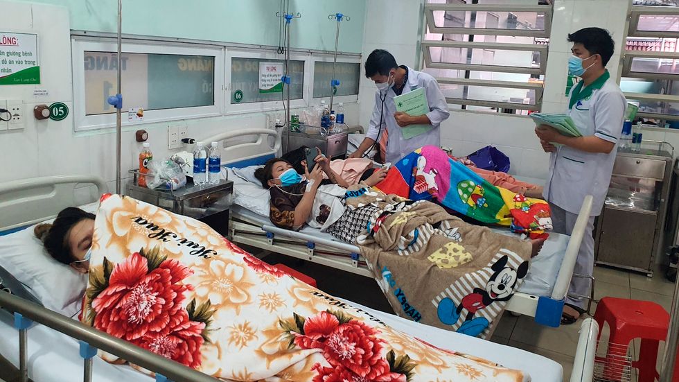 Människor vårdas på sjukhus i Thuan An efter branden.