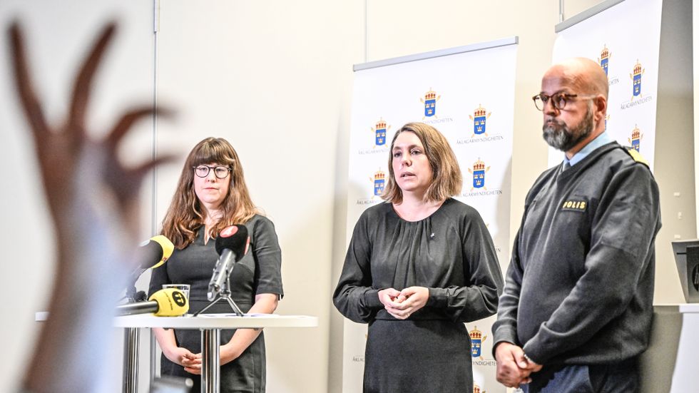 Förundersökningsledare Lina Elfwing, senior åklagare Moa Blomqvist och Andreas Pallinder, chef för utredningssektionen i Uppsala, under pressträff.