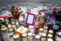 Blommor och ljus på platsen där en tolvårig flicka sköts ihjäl i Botkyrka den 2 augusti. Arkivbild.