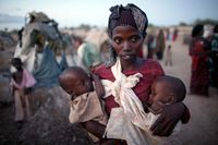 Ung kvinna med två små barn på Afrikas horn.
