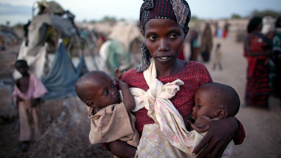 Ung kvinna med två små barn på Afrikas horn.