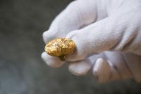 Nobelstiftelsen återlämnar en 3 000 år gammal guldring till Grekland.