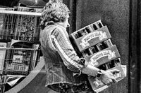 En man bär tre backar mellanöl som han just har handlat i en närbutik i Stockholm den 30 juni 1977, sista dagen då mellanöl med alkoholstyrkan 3,6 viktprocent (4,5 volymprocent) fick säljas i matvarubutiker i Sverige. Mellanölsgenerationen har fortsatt att ha en relativt hög alkoholkonsumtion.