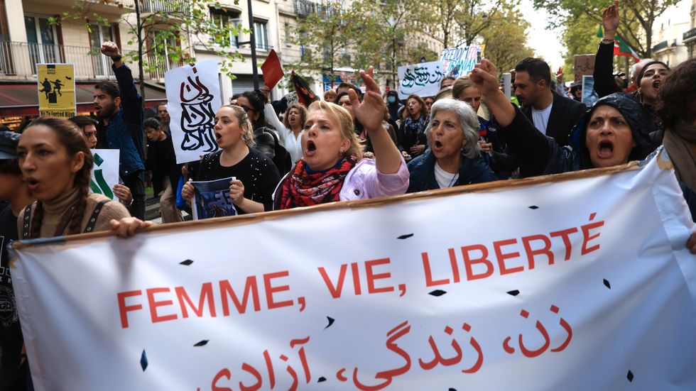 Demonstrationer genomförs på många håll i världen – här i Paris under helgen.