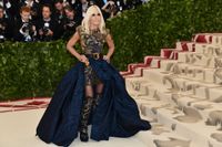 Italienska lyxmärkets kreativa chef Donatella Versace förblir på sin post även efter uppköpet av Michael Kors. Arkivbild.