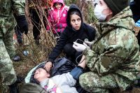 En flicka får vård vid gränsen mellan Belarus och Polen. 