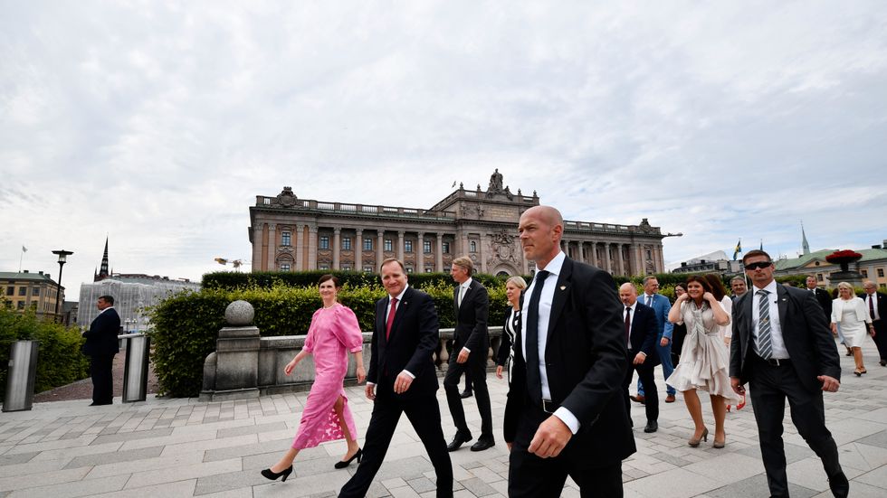 Märta Stenevi, jämställdhets- och bostads­minister (MP), statsminister Stefan Löfven (S) och resten av regeringen på väg till konselj på slottet.