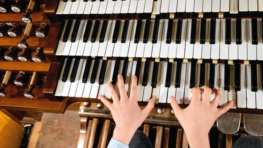 Det som ser ut som pianotangenter heter manualer på en orgel. Man kan spela på en eller flera samtidigt.