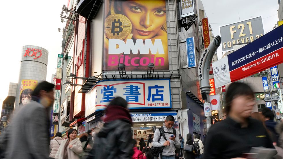 Reklam för handel med bitcoin i Tokyo i Japan. Arkivbild.
