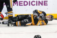 Pittsburghs Jake Guentzel ligger skadad på isen mot Ottawa.