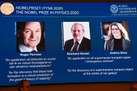Roger Penrose, Reinhard Genzel och Andrea Ghez belönas med Nobelpris för sina upptäcker om svarta hål. Här syns de på en skärm från Vetenskapsakademiens presskonferens.