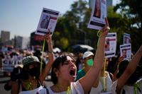 Kvinnor med fotografier av saknade personer under en demonstration i samband med mors dag i Mexico City den 10 maj.
