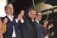 Frankrikes inrikesminister Gérald Darmanin, PACA-regionens ordförande Renaud Muselier och den franska regeringens talesperson Gabriel Attal applåderar efter att ha avslutat valmötet med Marseljäsen.
