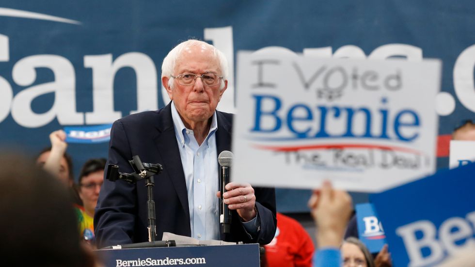 Flera opinionsundersökningar visar att Bernie Sanders kan vinna primärvalen.