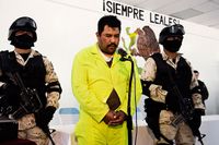 Ex-polisen Aldo Hernández erkänner att han har mördat 40 personer. Soldaterna maskerar sig av rädsla för narkotikakartellerna.