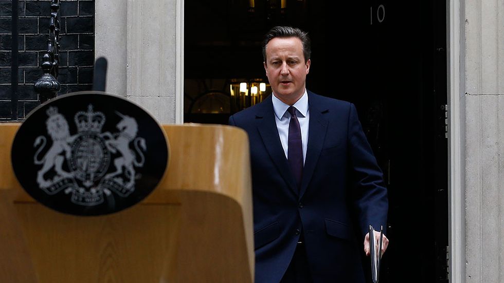 Storbritanniens premiärminister David Cameron mötte pressen utanför 10 Downing Street i London på fredagseftermiddagen. Camerons Konservativa parti fick en överrraskande majoritet i det brittiska valet.
