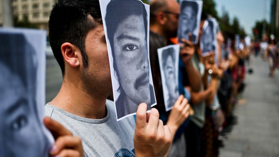 Studenter under en manifestation i fjol utanför presidentpalatset i Santiago till minne av den mördade Camilo Catrillanca. Arkivbild.