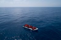 Över hundra personer på en liten båt utanför Libyens kust, i maj i år.