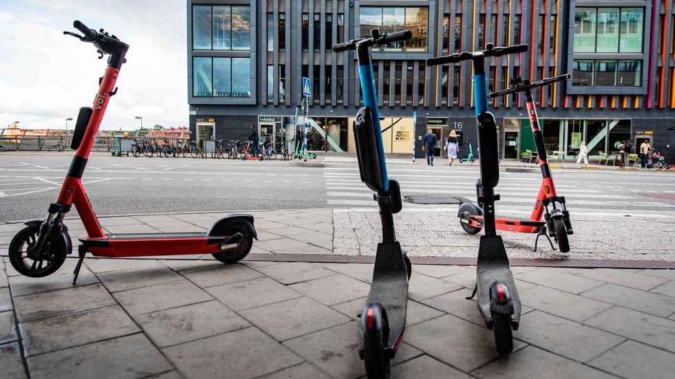 Elsparkcykelkaoset i Stockholm har flera andra kommuner sluppit genom att porta bolagen bakom cyklarna. 