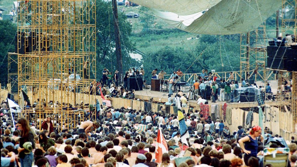 Woodstockfestivalen samlade uppskattningsvis 400 000 deltagare.