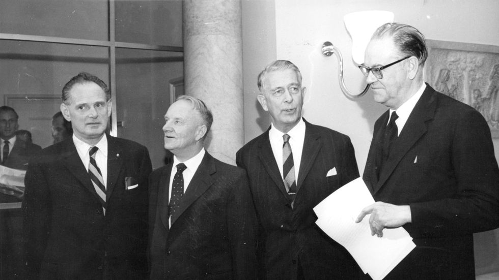 Partiledarna 1961 efter ett sammanträde. Gunnar Heckscher, Högerpartiet (tv), Gunnar Hedlund, Centerpartiet, Bertil Ohlin och statsminister Tage Erlander – Ohlins eviga nemesis.
