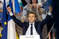 Den tidigare ekonomiministern Emmanuel Macron leder med knapp marginal över Nationella frontens ledare Marine Le Pen, enligt den senaste opinionsmätningen. Arkivbild.