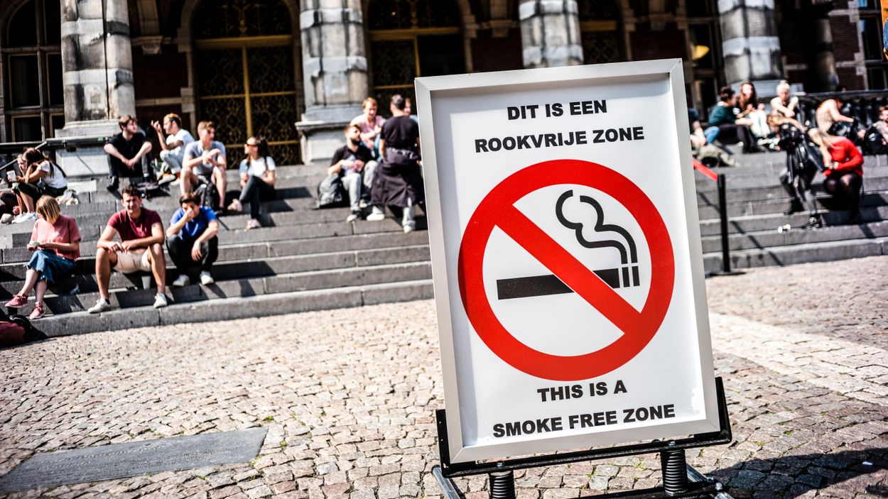 Den första juli utökas rökförbudet i Sverige. Men går det att få en hel stad att fimpa?